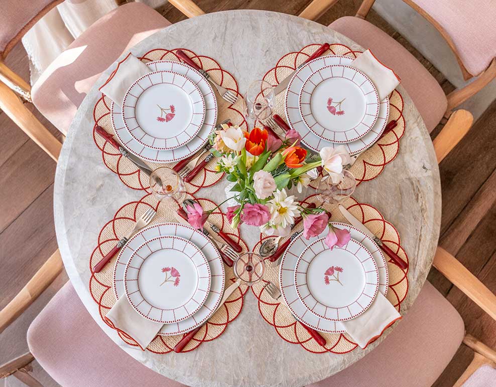 Somos em quatro e nos reunimos para um momento especial � mesa em um m�s que respira feminilidade